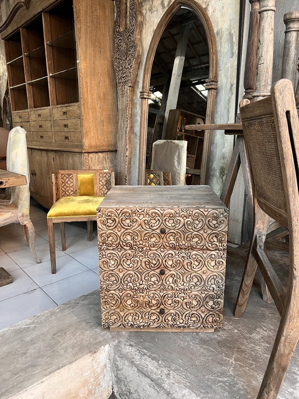   BEDSIDE TABLE, CARVING. BOXES 121 - 122, (L*W*H*) 45*40*50 1 pcs, 